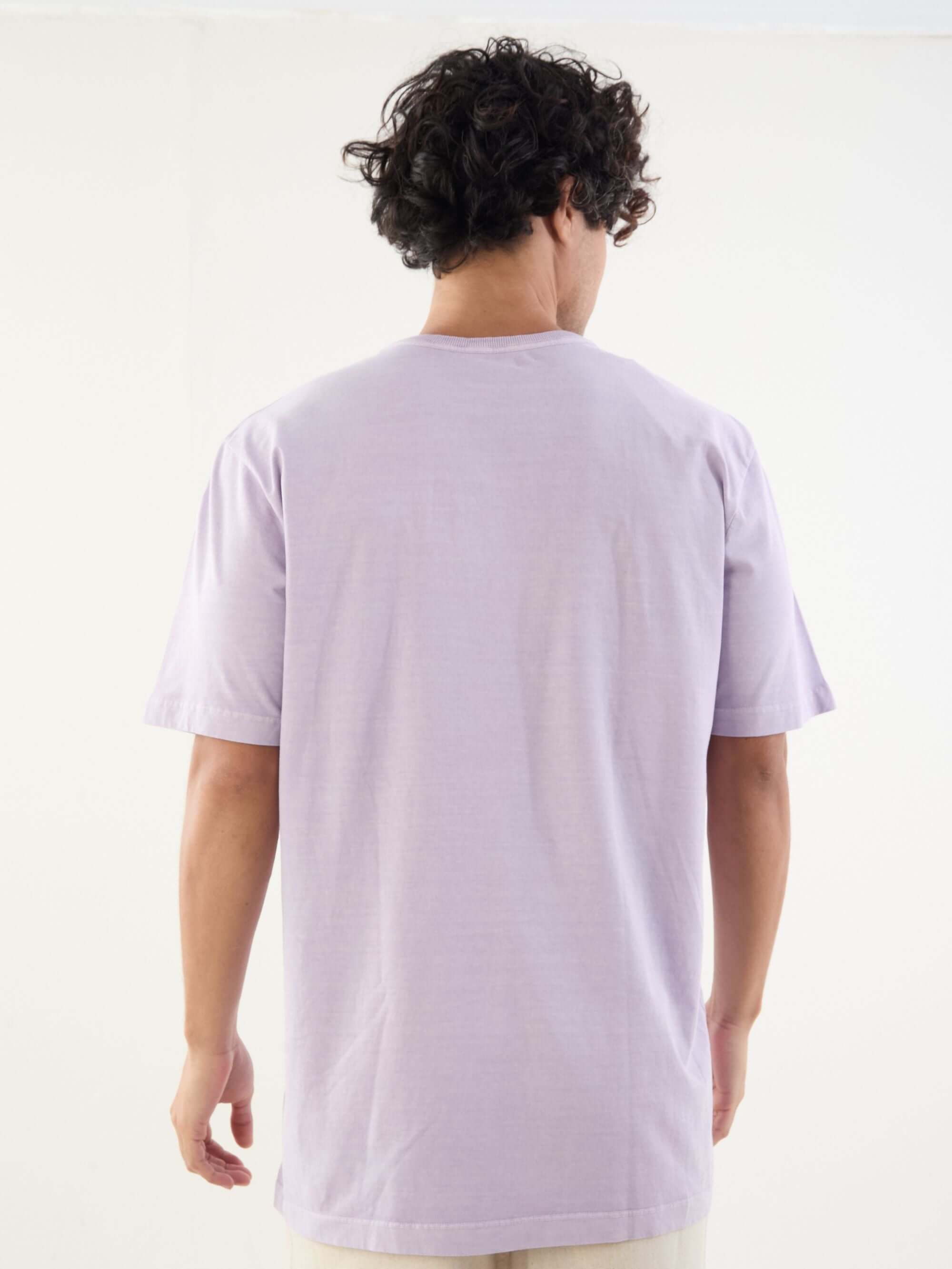 Camiseta lilás Stone Tropical Therapy da Greenish, vista pela parte de trás, estilo minimalista e confortável.