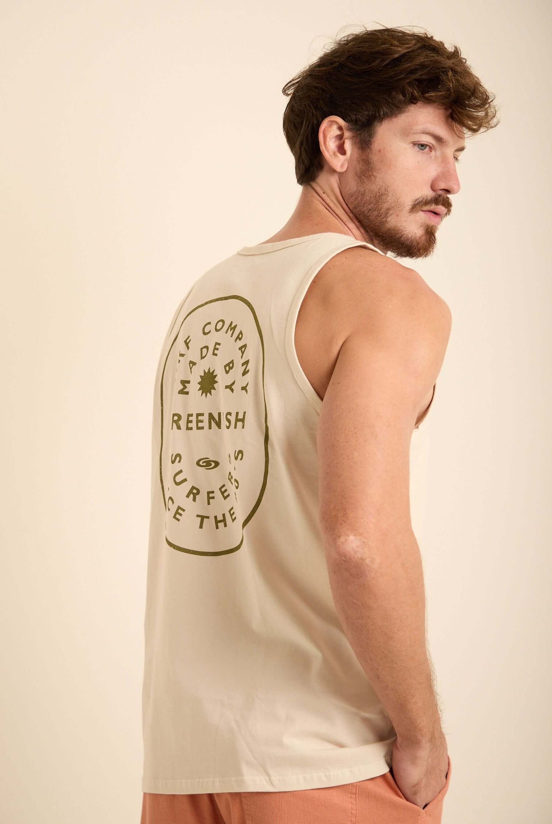 Regata mínima da Greenish: confortável e estilosa, perfeita para praia e treinos. Estampa exclusiva nas costas.