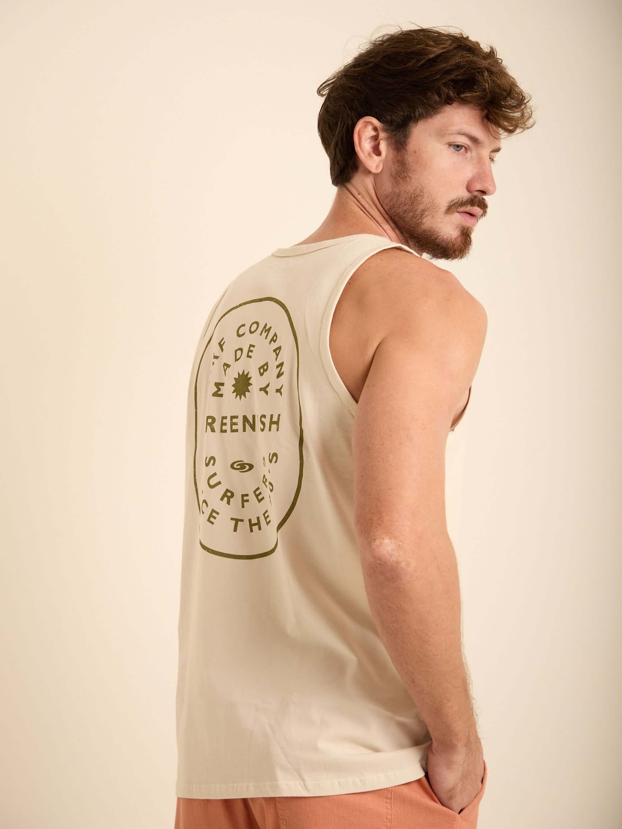 Regata mínima da Greenish: confortável e estilosa, perfeita para praia e treinos. Estampa exclusiva nas costas.