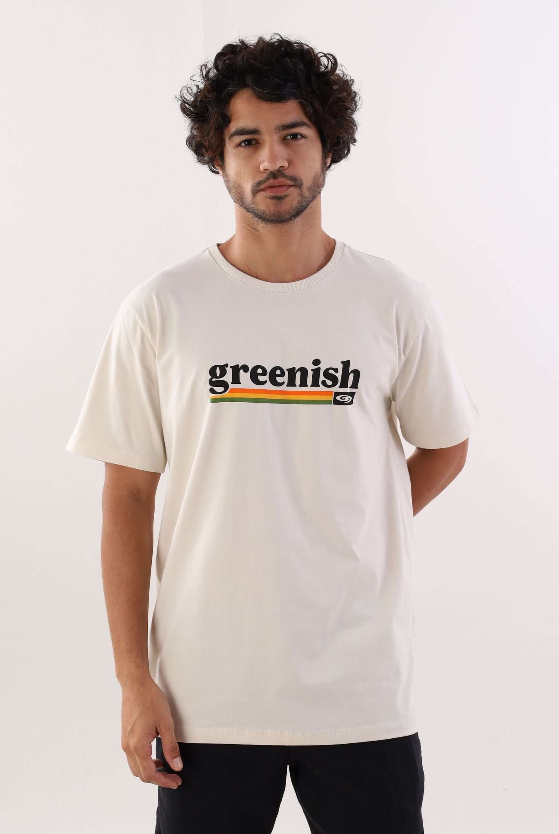 Camiseta institucional beige da Greenish com novo logo, ideal para o dia a dia e estilo minimalista.