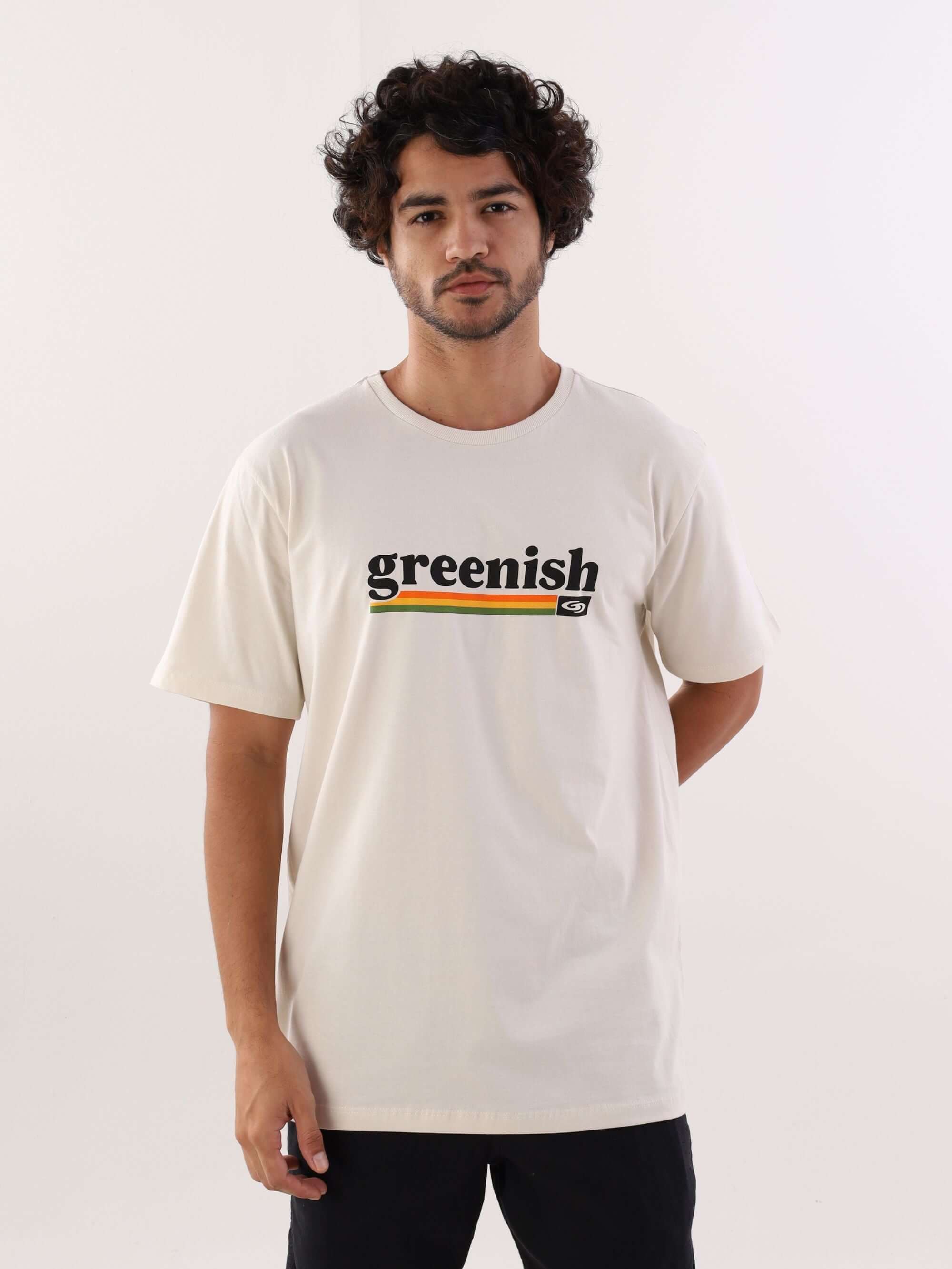 Camiseta institucional beige da Greenish com novo logo, ideal para o dia a dia e estilo minimalista.