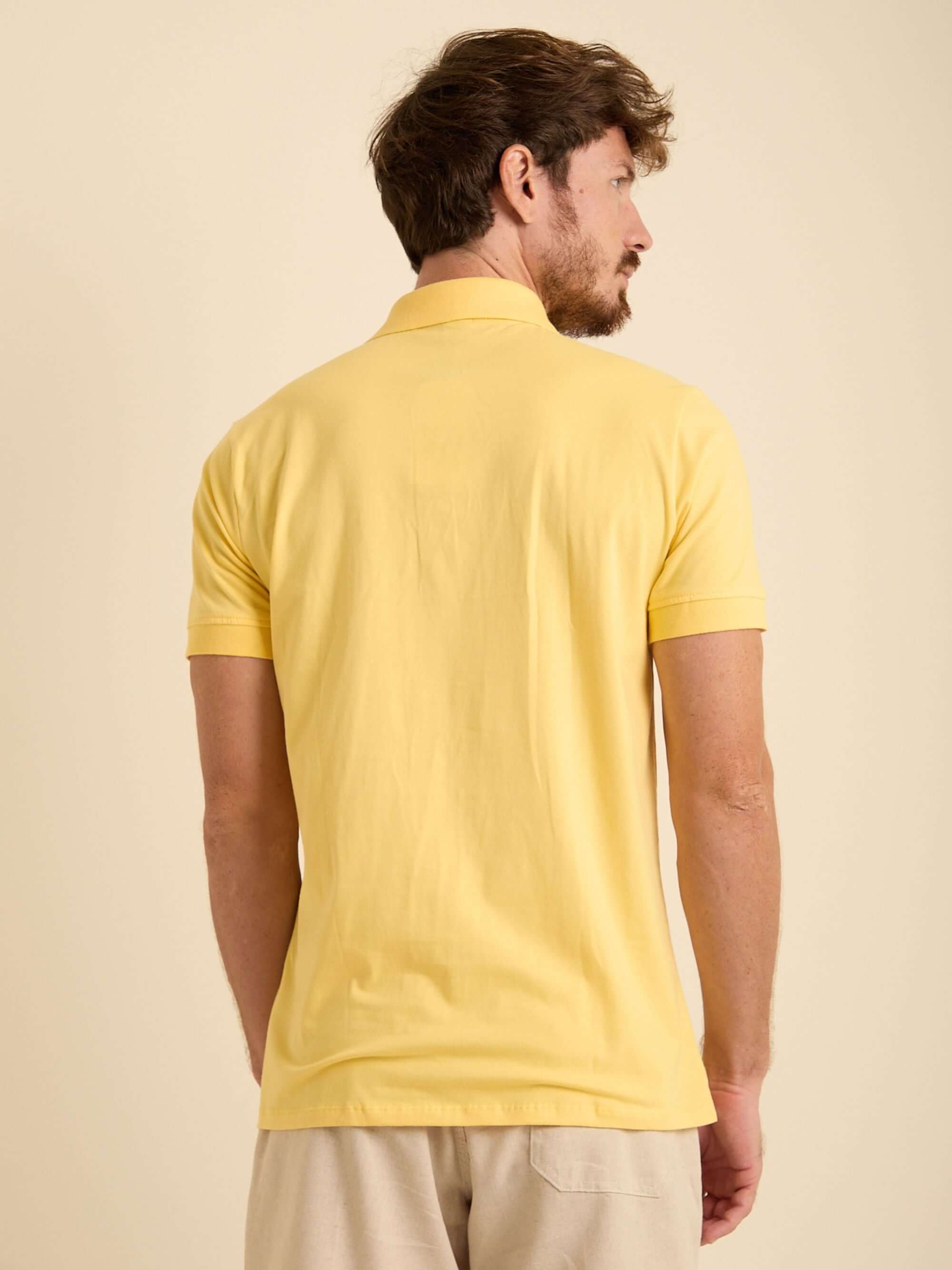 Camisa polo amarela Greenish, vista traseira, ideal para looks casuais e conforto.