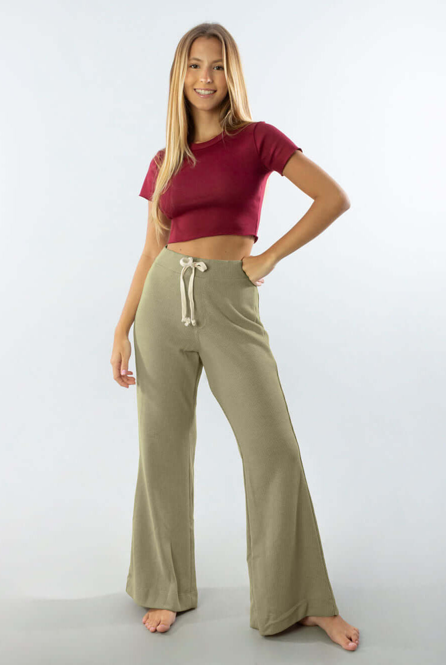 Modelo usando Calça Heaven Verde da Greenish, confortável e estilosa com bolso e cós elástico.