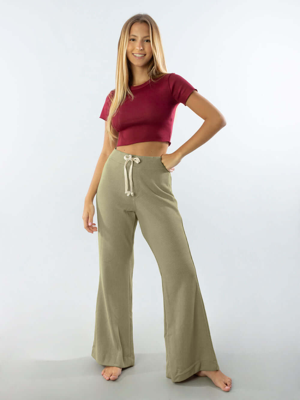 Modelo usando Calça Heaven Verde da Greenish, confortável e estilosa com bolso e cós elástico.