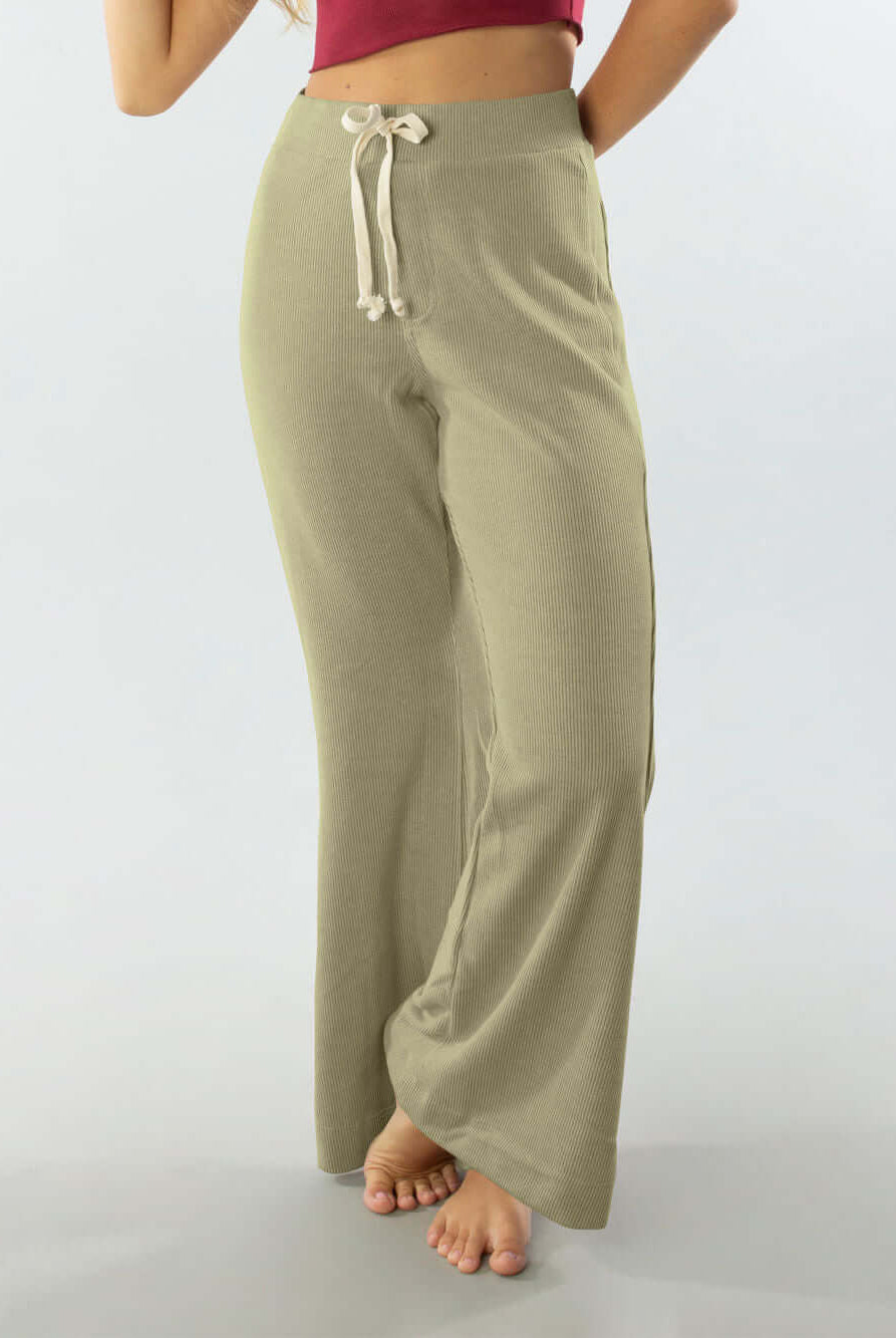 Calça Heaven Verde da Greenish, confortáveis e estilosas, com cós elástico e cadarço de algodão.