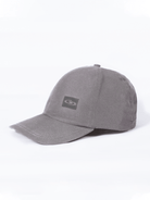 Bone cinza da marca Greenish com logo, moderno e indispensável para seu estilo.