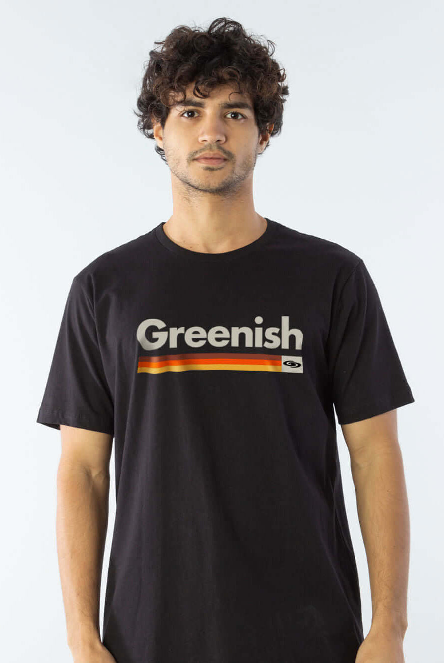 Camiseta clássica preta da marca Greenish com estampa vintage e toque leve, feita em algodão sustentável.