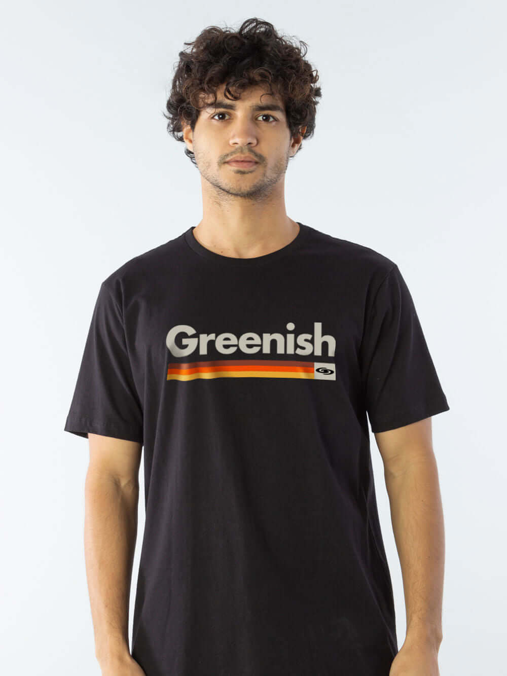 Camiseta clássica preta da marca Greenish com estampa vintage e toque leve, feita em algodão sustentável.
