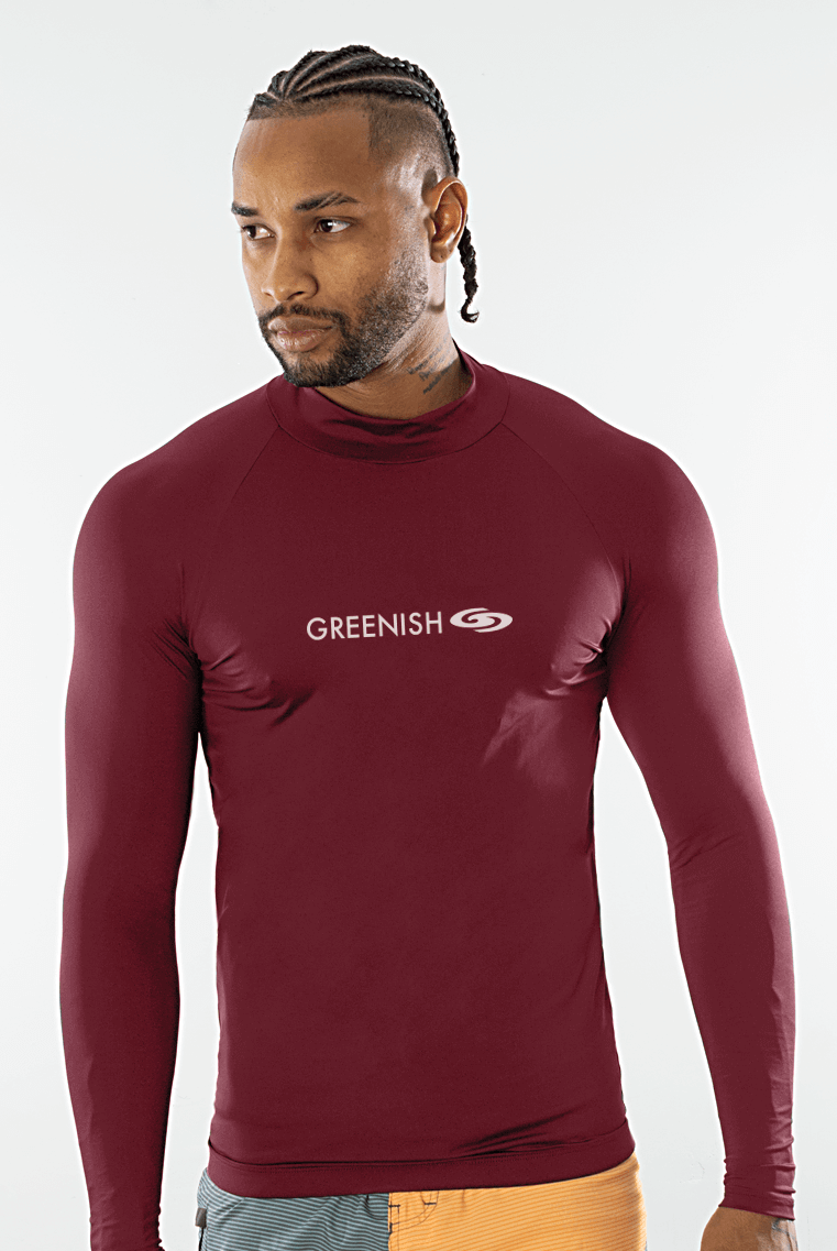 Homem usando colete UV manga longa logotipia vermelho da Greenish, ideal para esportes aquáticos.