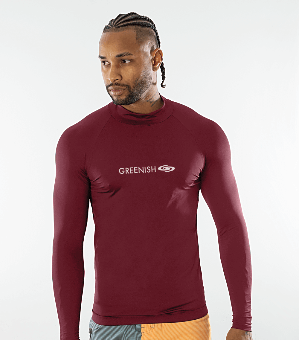 Homem usando colete UV manga longa logotipia vermelho da Greenish, ideal para esportes aquáticos.