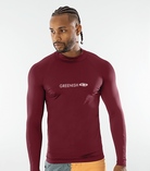 Homem usando colete UV manga longa logotipia vermelho da Greenish, ideal para esportes aquáticos.