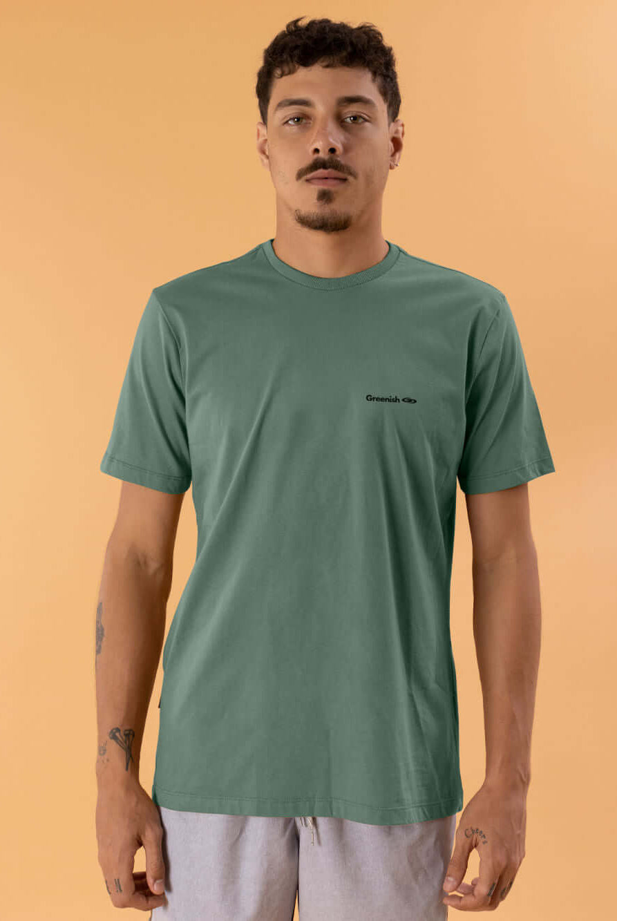 Camiseta verde com logo pequeno da marca Greenish, modelo clássico, feita de algodão sustentável.