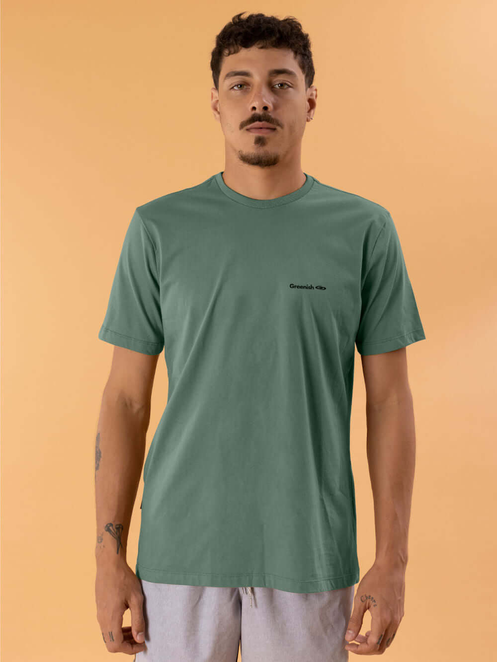 Camiseta verde com logo pequeno da marca Greenish, modelo clássico, feita de algodão sustentável.