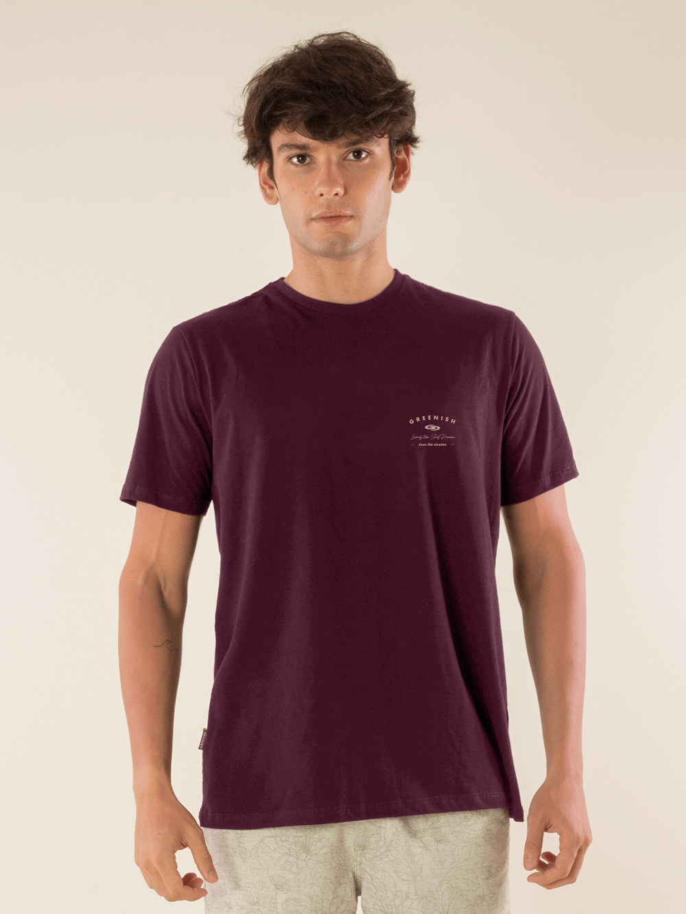 Camiseta bordo Greenish Living The Surf, estilo casual, toque leve e design original.
