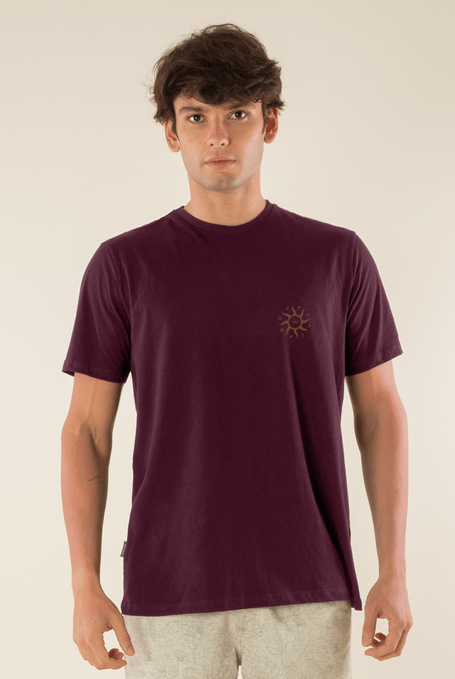 Camiseta Sunshine bordô da Greenish, conforto e estilo em modelagem clássica, feita em algodão sustentável.