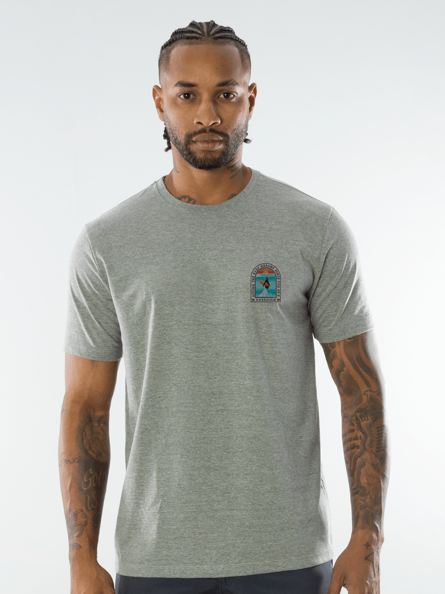 Camiseta Glacial Surf mescla da marca Greenish, em modelagem clássica, 100% algodão sustentável, confortável e leve.