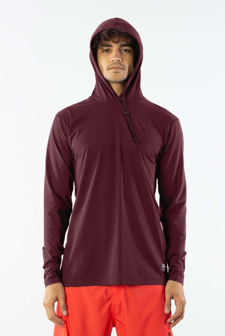 Camisa UV com capuz bordô da Greenish, ideal para esportes ao ar livre em dias ensolarados.