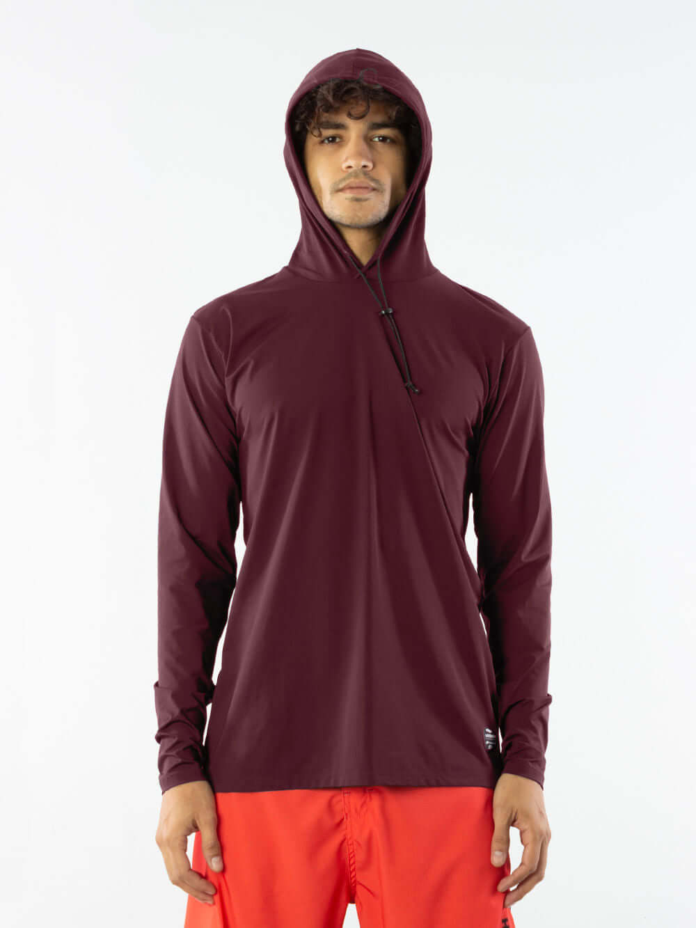 Camisa UV com capuz bordô da Greenish, ideal para esportes ao ar livre em dias ensolarados.