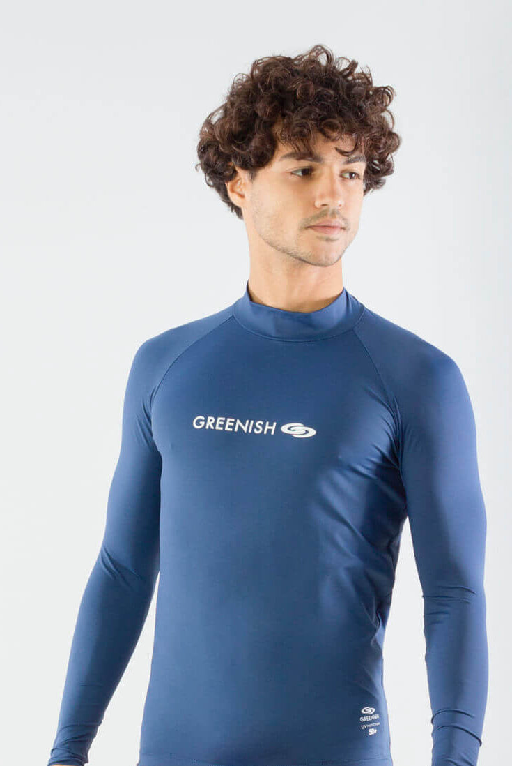 Colete UV Manga Longa Logotipia Greenish em azul marinho, ideal para esportes aquáticos e proteção contra raios UV.