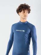 Colete UV Manga Longa Logotipia Greenish em azul marinho, ideal para esportes aquáticos e proteção contra raios UV.
