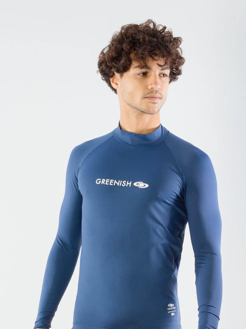 Colete UV Manga Longa Logotipia Greenish em azul marinho, ideal para esportes aquáticos e proteção contra raios UV.