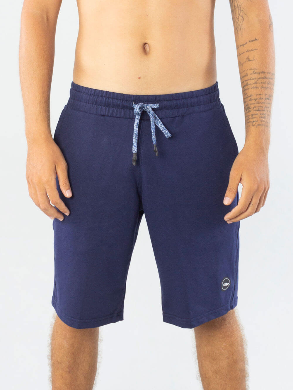 Bermuda moletom basic azul marinho Greenish com elástico e bolso lateral, ideal para conforto e estilo.