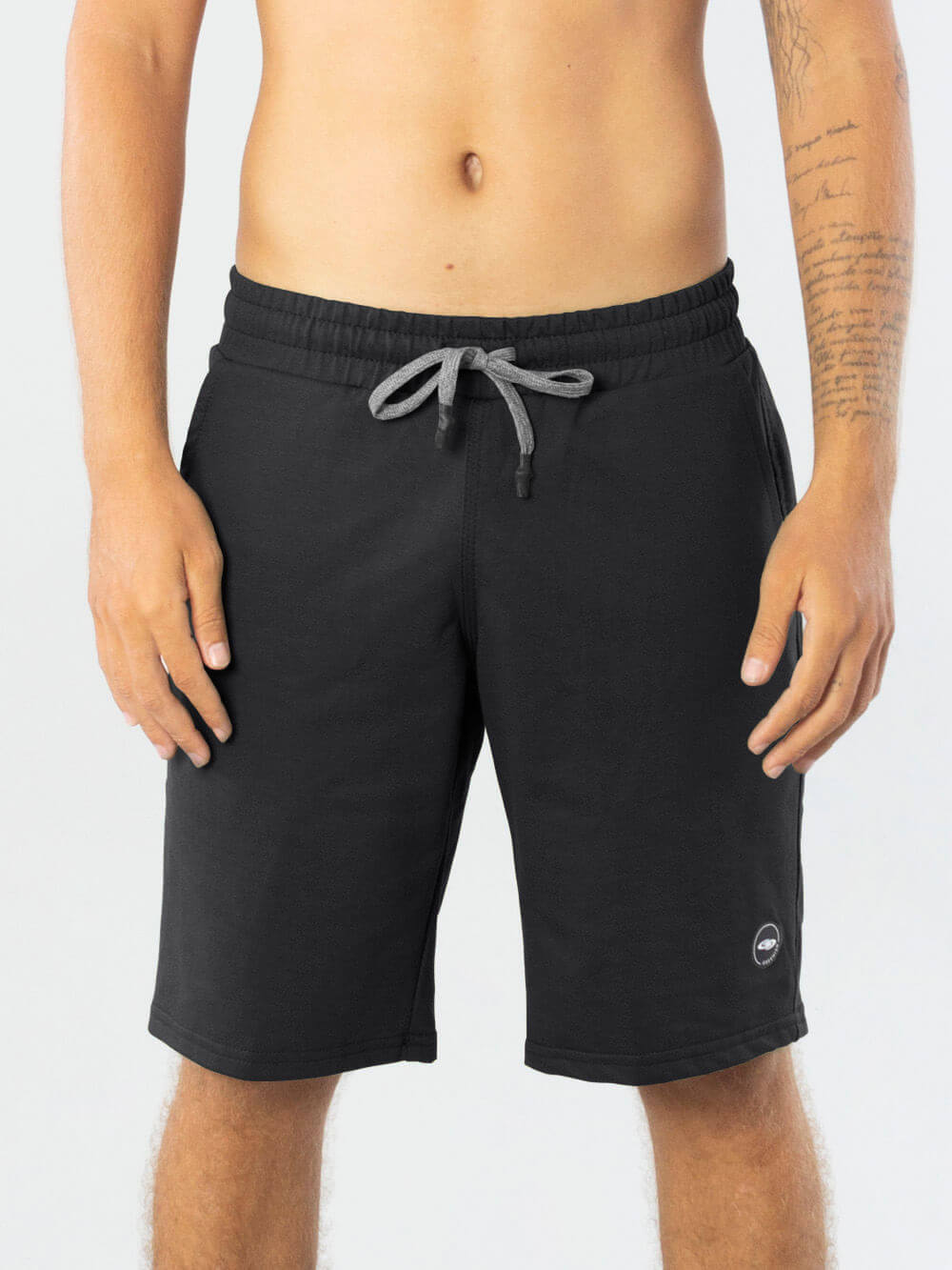 Bermuda moletom básica preta Greenish com elástico e cadarço, ideal para conforto e estilo no dia a dia.