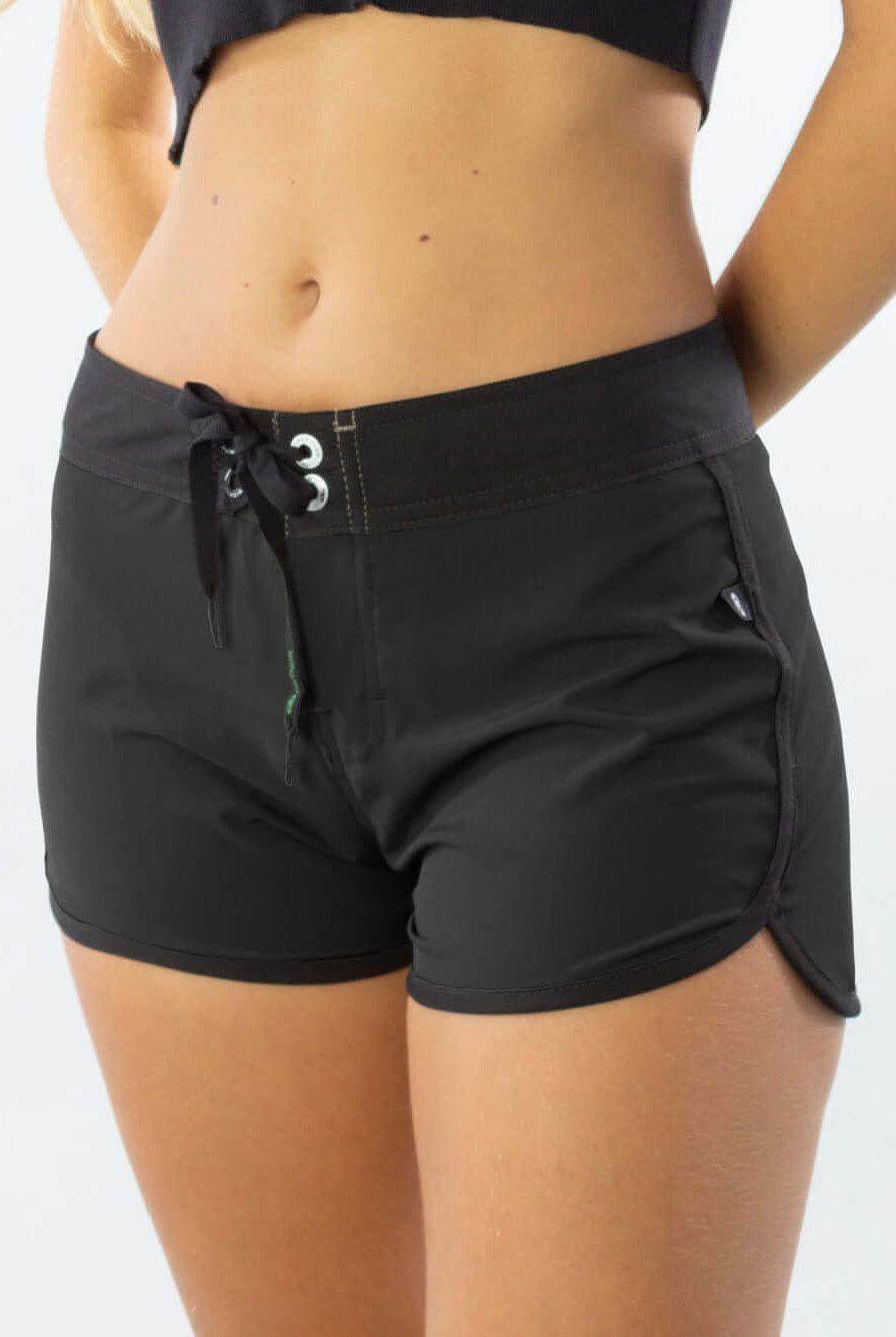 Shorts de banho feminino preto da marca Greenish, confortável e estiloso, perfeito para a praia e piscina.