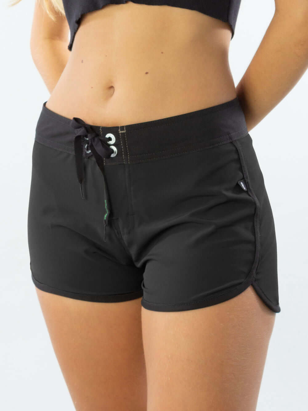 Shorts de banho feminino preto da marca Greenish, confortável e estiloso, perfeito para a praia e piscina.