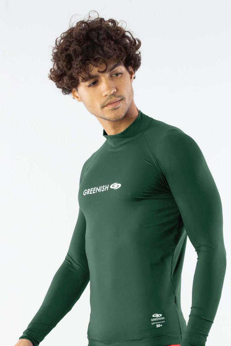 Homem usando COLETE UV manga longa verde Greenish, ideal para esportes aquáticos e proteção UV.