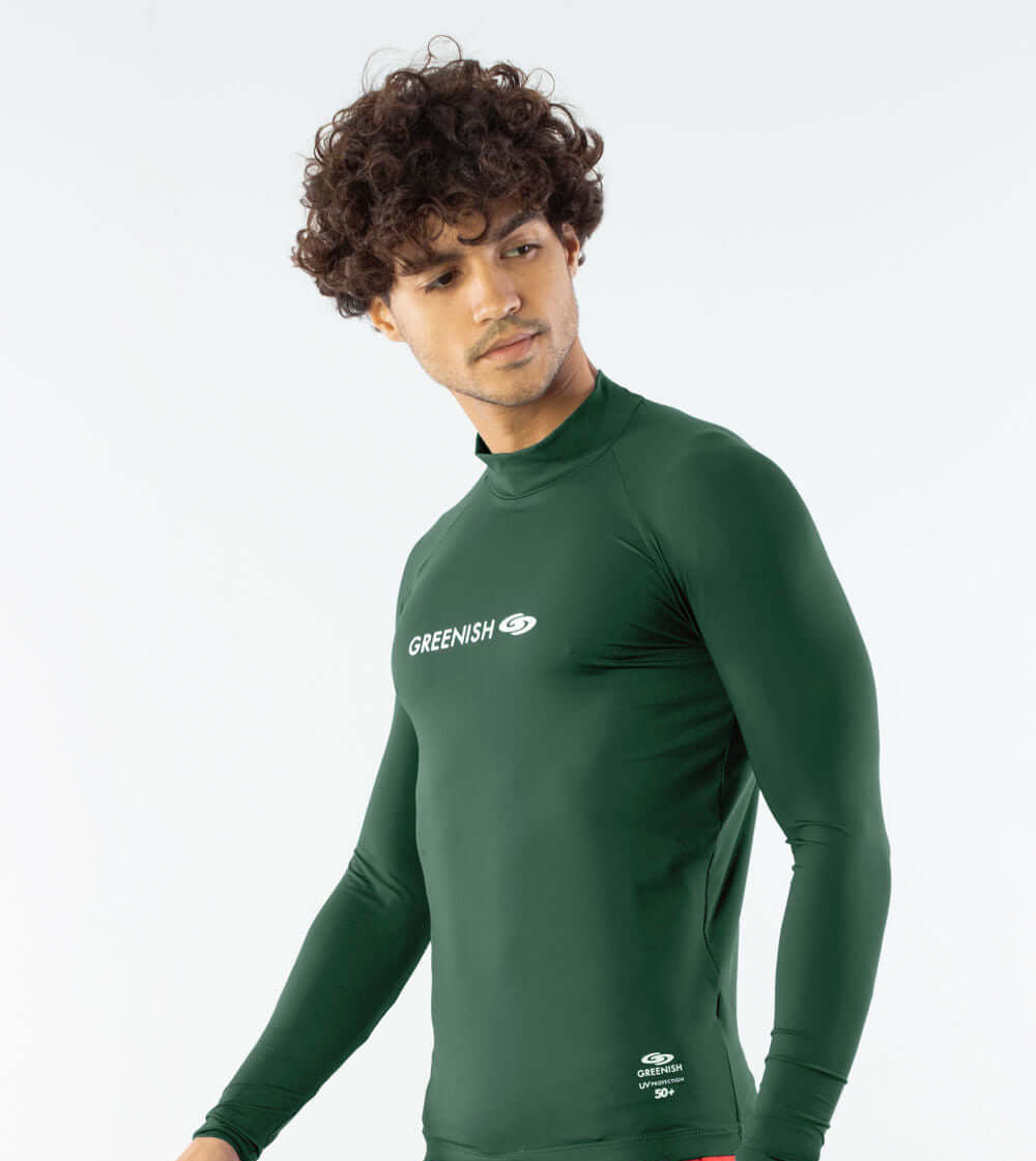 Homem usando COLETE UV manga longa verde Greenish, ideal para esportes aquáticos e proteção UV.