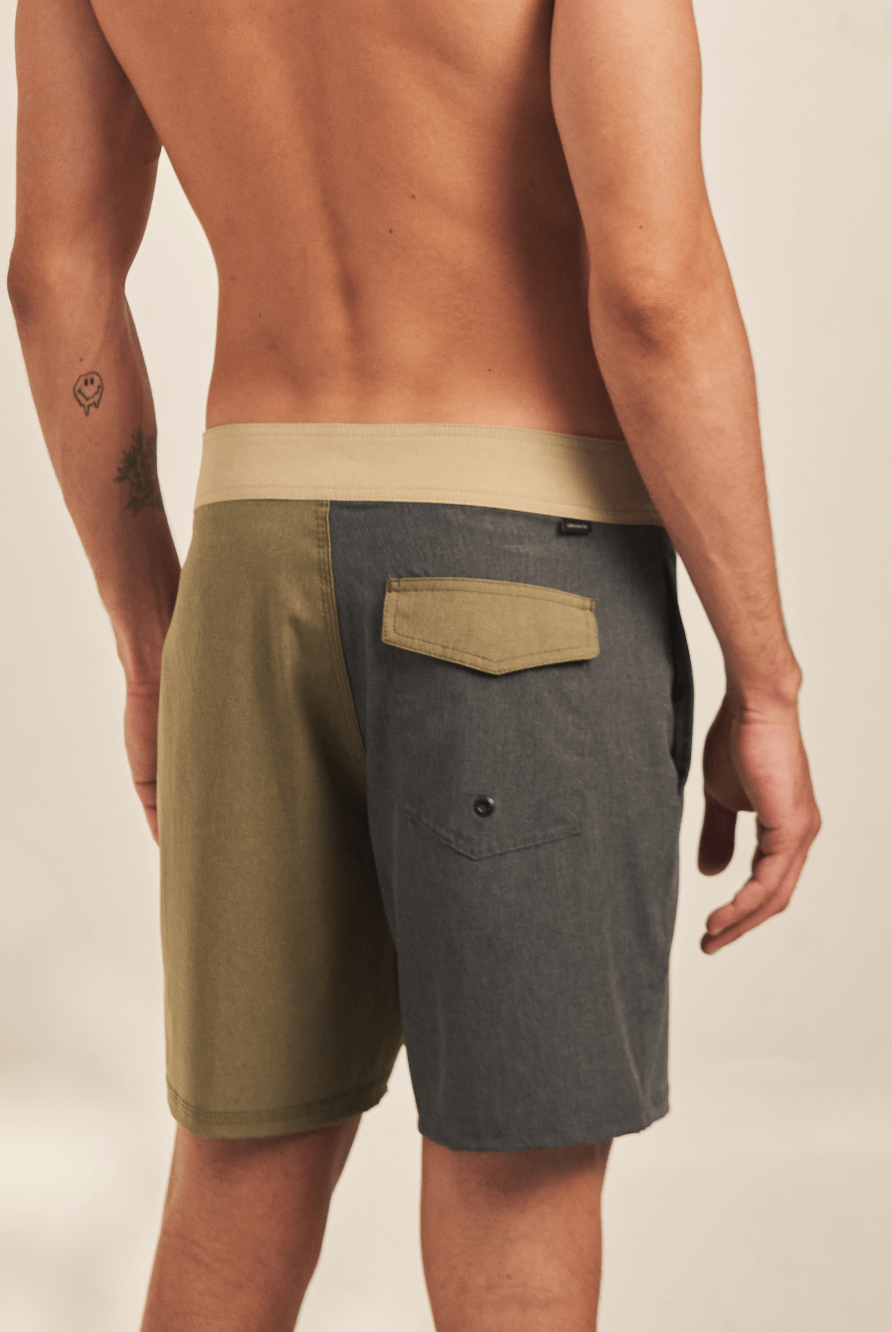 Alt Tag: Boardwalk Color Blocks - Grafite da Greenish, bermuda color block masculina com cós anatômico e bolso traseiro resistente