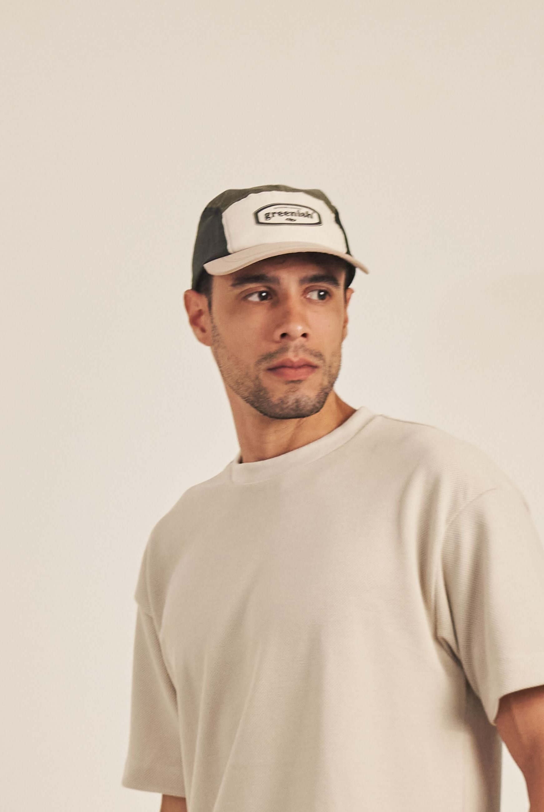 Alt Tag: Bone Green Outdoors Co. - Areia boné Greenish com aba curva, mix de cores, silk em relevo e acabamento premium para trilhas e dias de sol