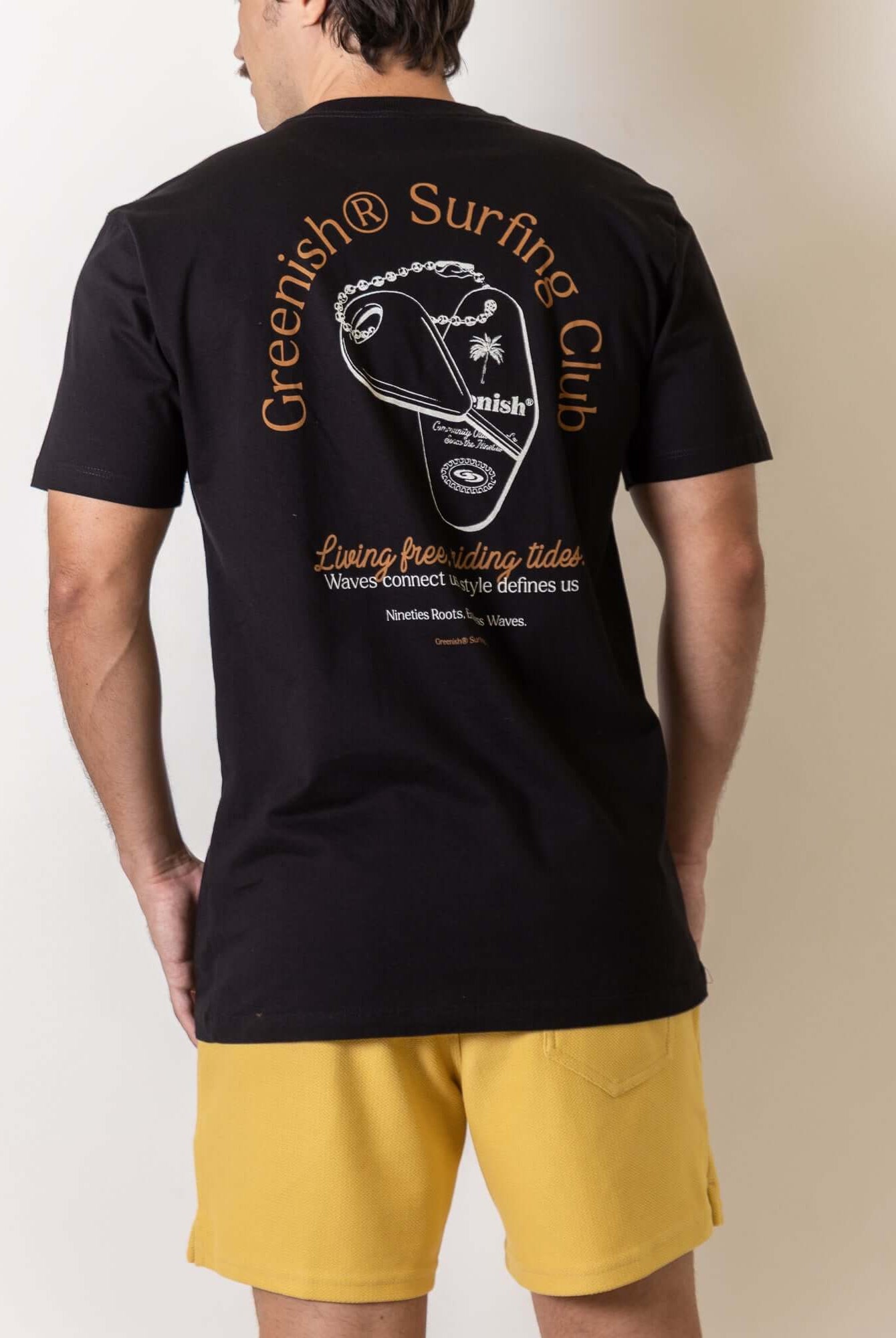 Camiseta Fin Key - Preto da Greenish com estampa vintage de surf no verso, inspirada no estilo de vida despretensioso e confortável do surf.