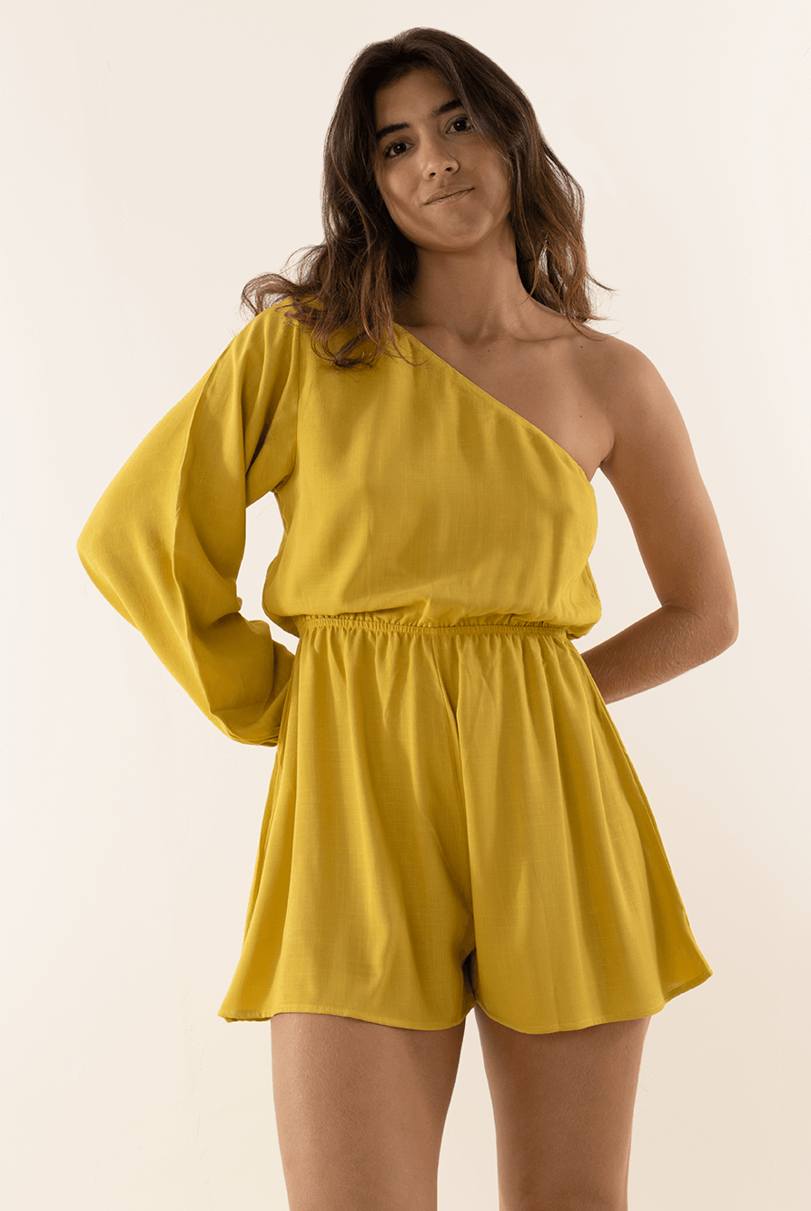 Macaquinho Tati amarelo da Greenish, modelo feminino de uma manga, ideal para looks elegantes e descontraídos.