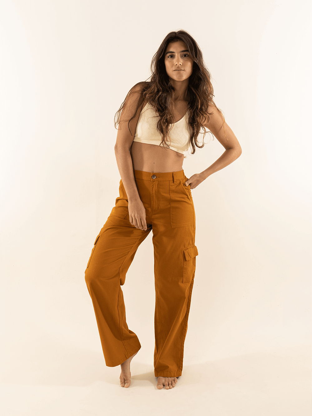 Modelo usando calça cargo sarja Gio caramelo da Greenish, com caimento reto e cintura alta, ideal para o dia a dia.