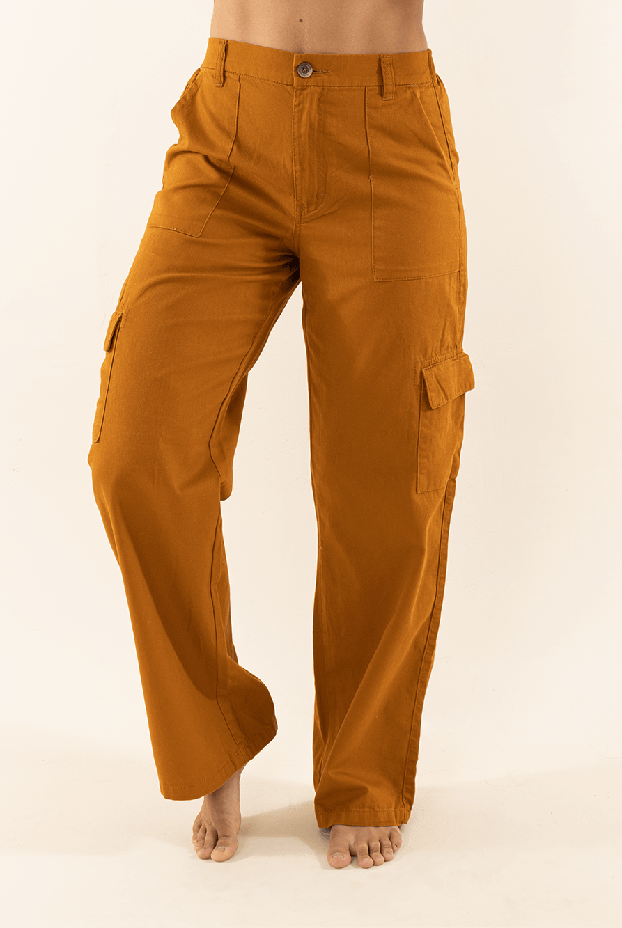 Calça Cargo Sarja Gio Caramelo da Greenish, conforto e estilo com caimento reto e cintura alta.