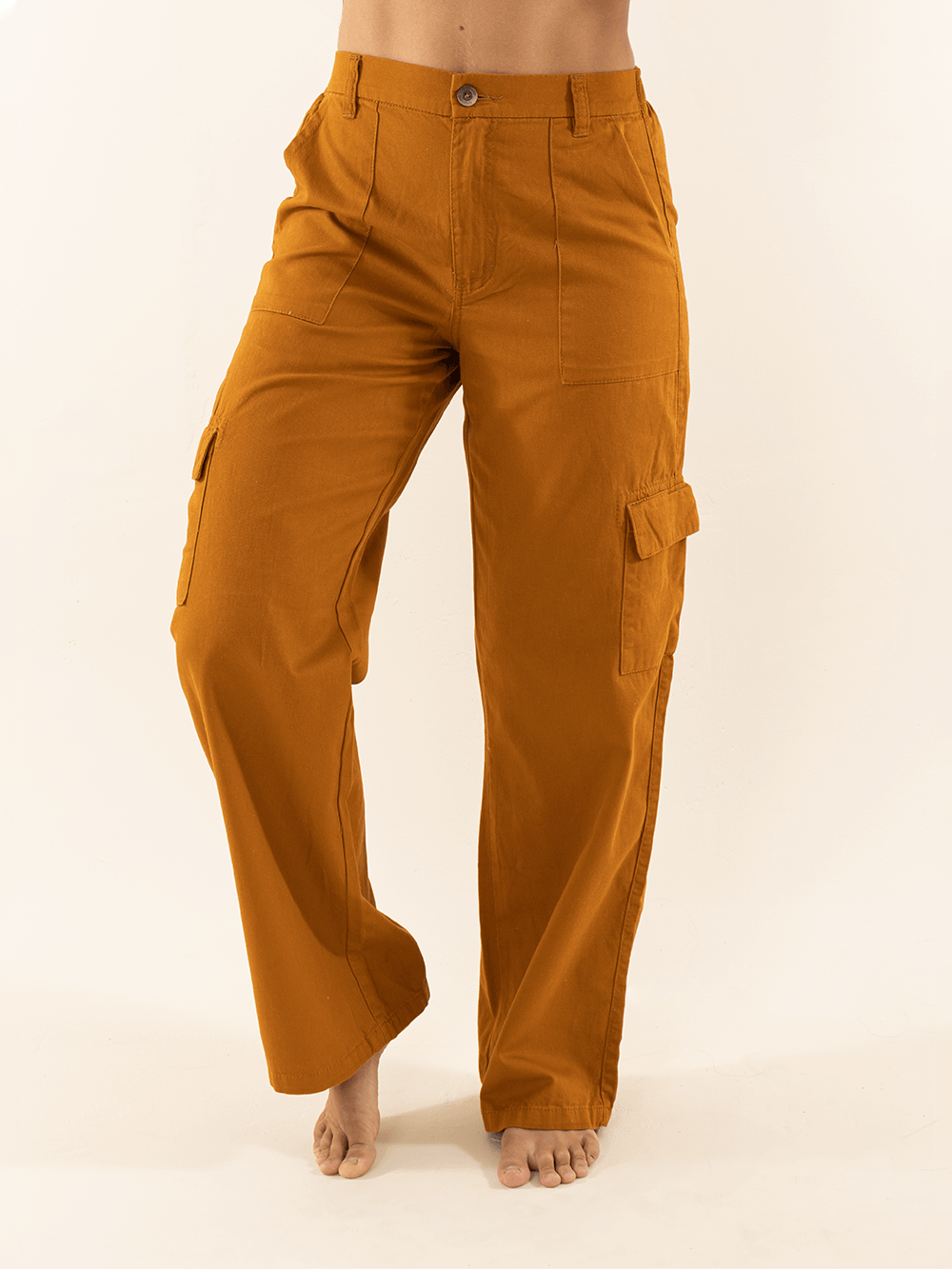 Calça Cargo Sarja Gio Caramelo da Greenish, conforto e estilo com caimento reto e cintura alta.