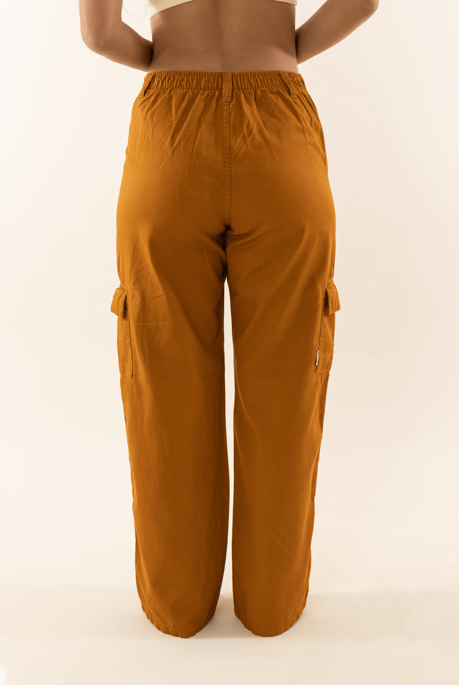 Calça cargo sarja Gio caramelo da Greenish, com cintura alta e bolsos laterais, vista traseira.