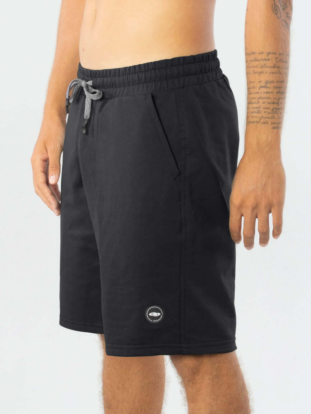 Bermuda moletom basic preta da Greenish, confortável com elástico e bolso lateral, ideal para meia estação.