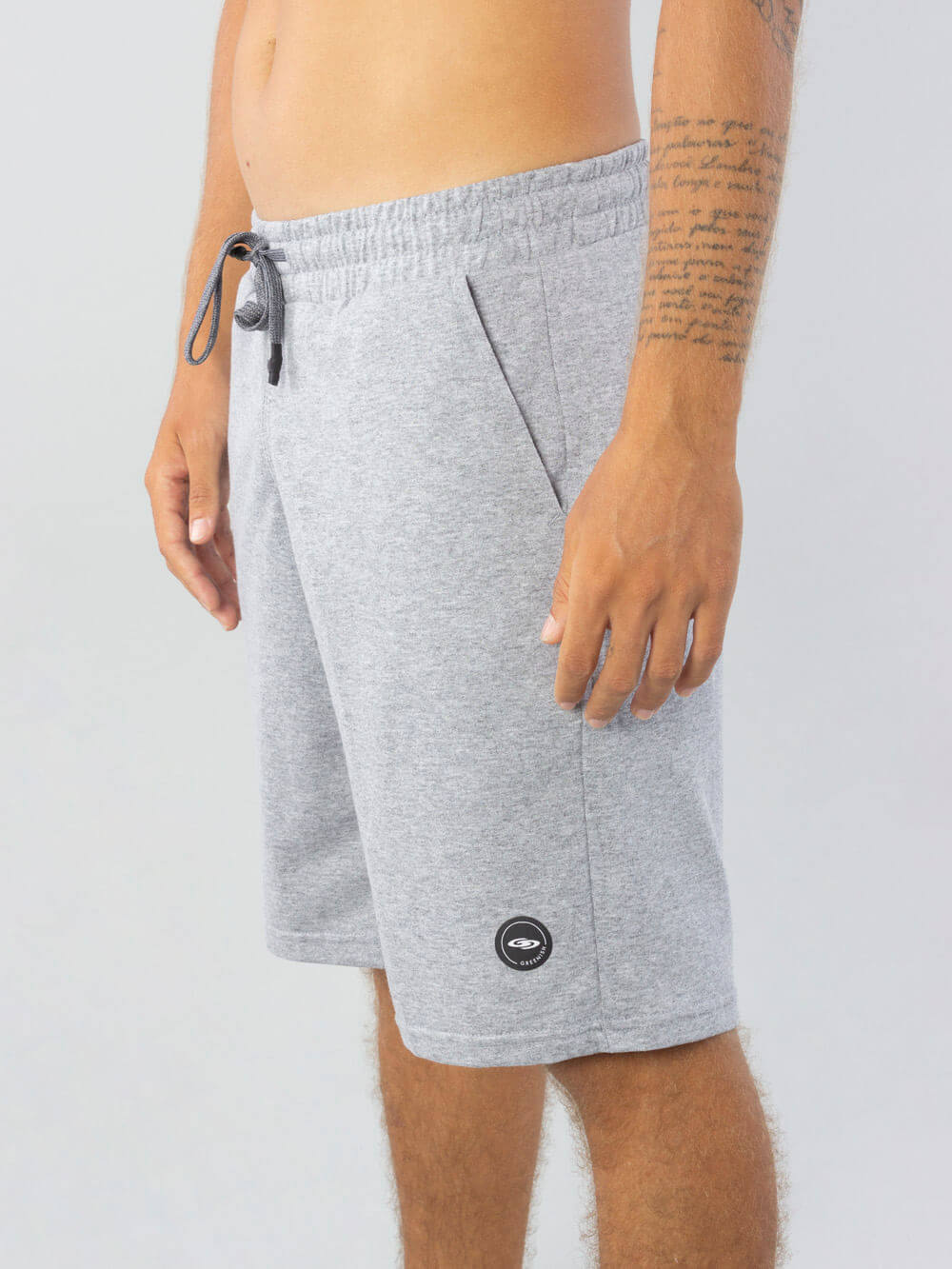 Bermuda Moletom Basic Mescla da Greenish, confortável e estilosa, ideal para dias de meia estação.