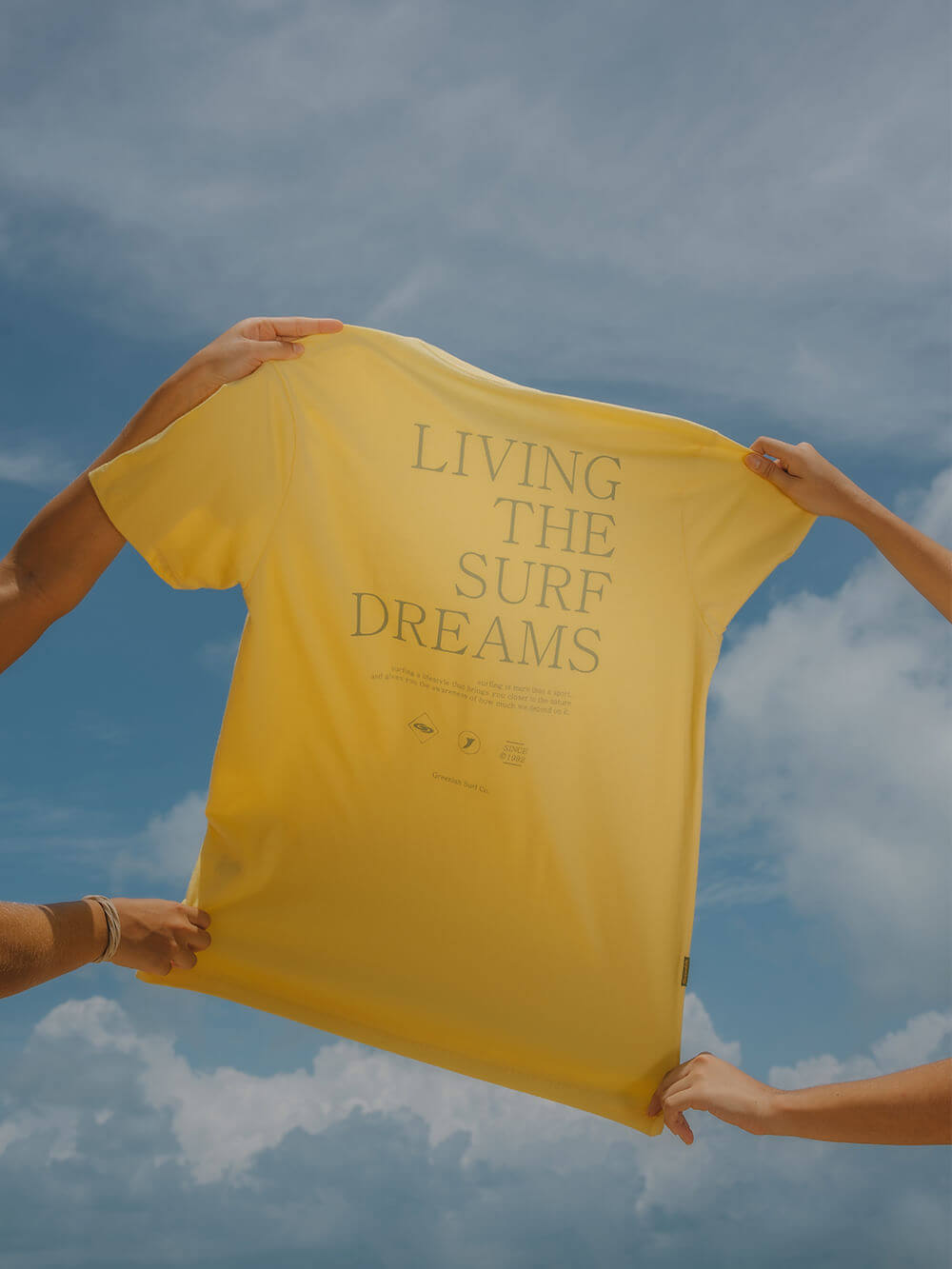 Camiseta amarela "Living The Surf Dreams" da Greenish, perfeita para amantes do surf. Modelo clássico e estampa exclusiva.