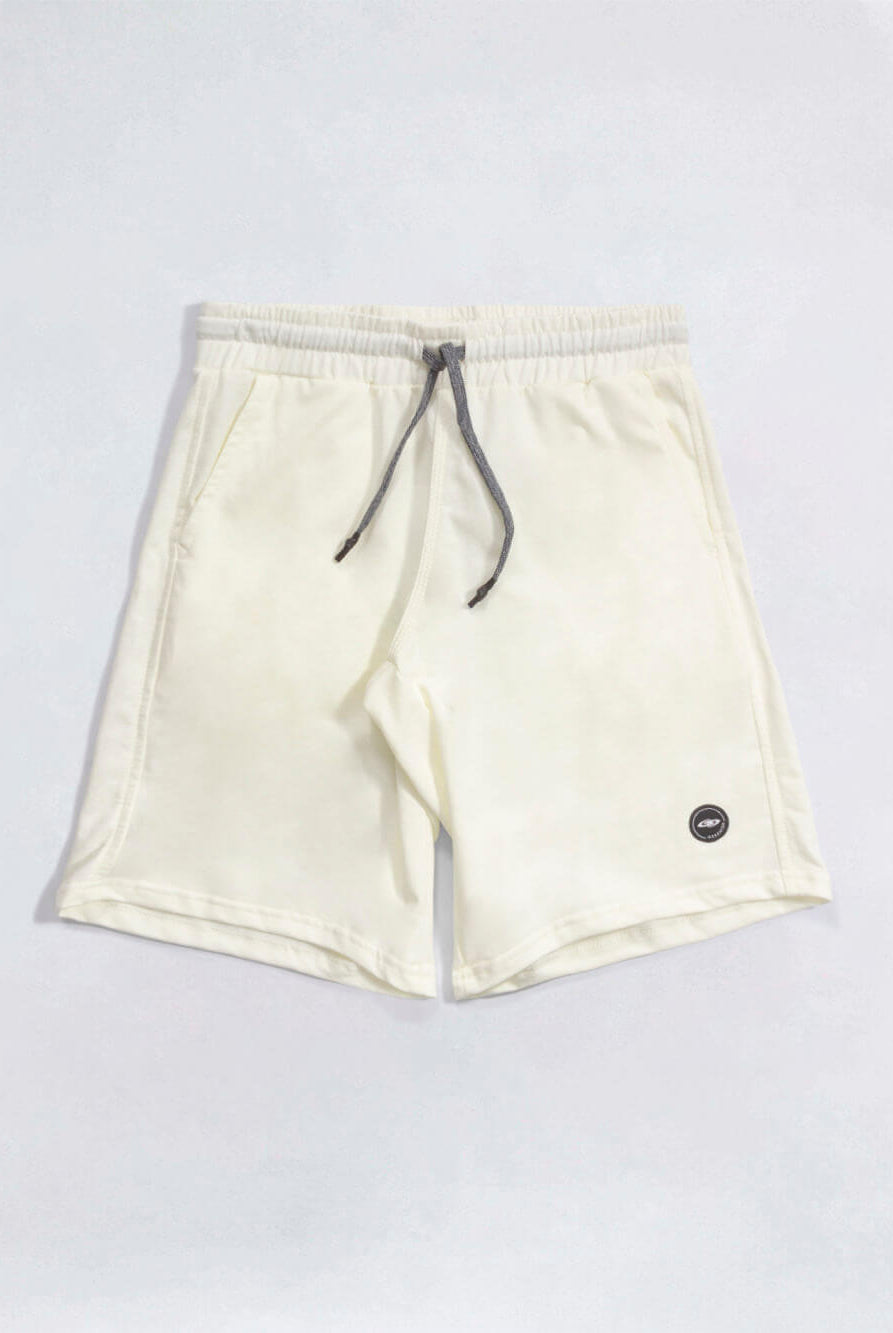 Bermuda de moletom Basic Off White da Greenish, com elástico na cintura e bolso lateral, ideal para conforto e estilo.
