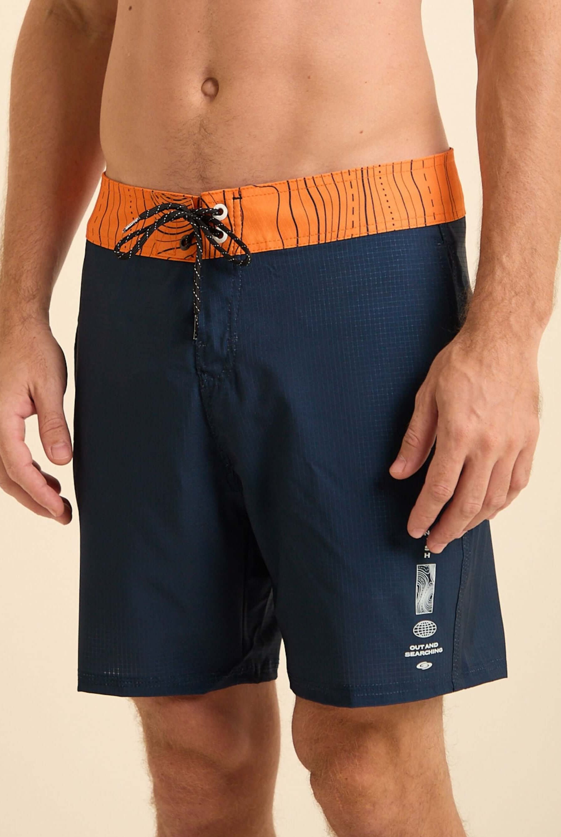 Shorts Boardwalk Searching Azul Marinho da Greenish, com cós anatômico e fechamento em cadarço, ideal para aventuras.