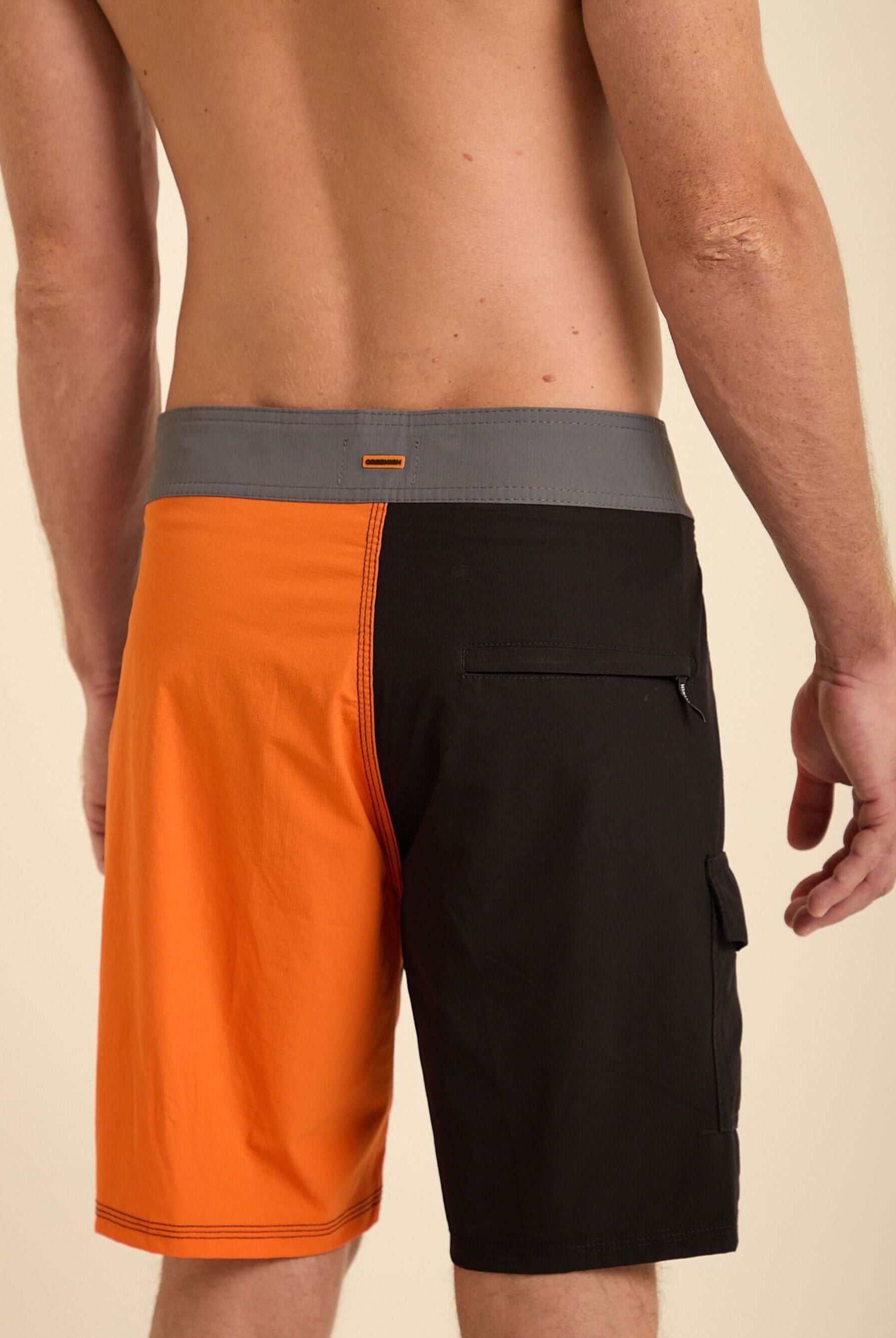 Shorts de banho Black & Orange da Greenish, com bolso cargo e cós anatômico para conforto e estilo na água.