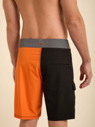 Shorts de banho Black & Orange da Greenish, com bolso cargo e cós anatômico para conforto e estilo na água.