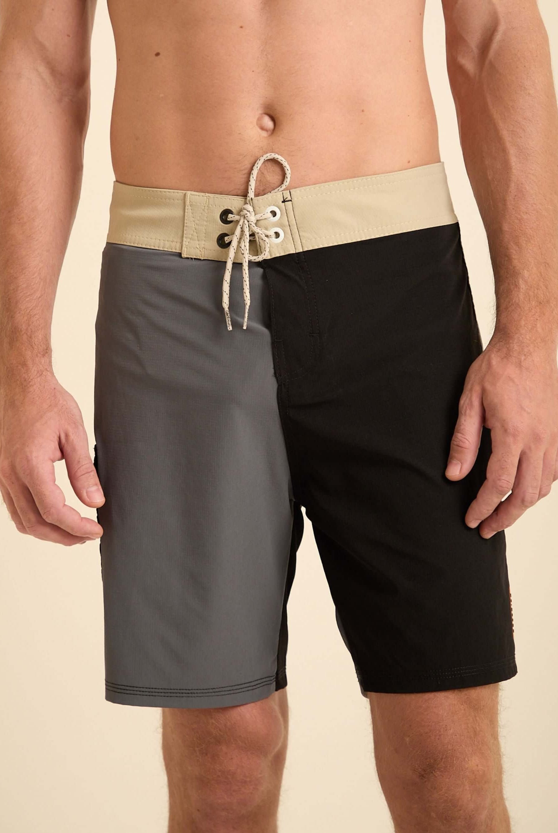 Shorts de banho Greenish Color Blocks em grafite, com cós anatômico e design moderno para conforto e performance.