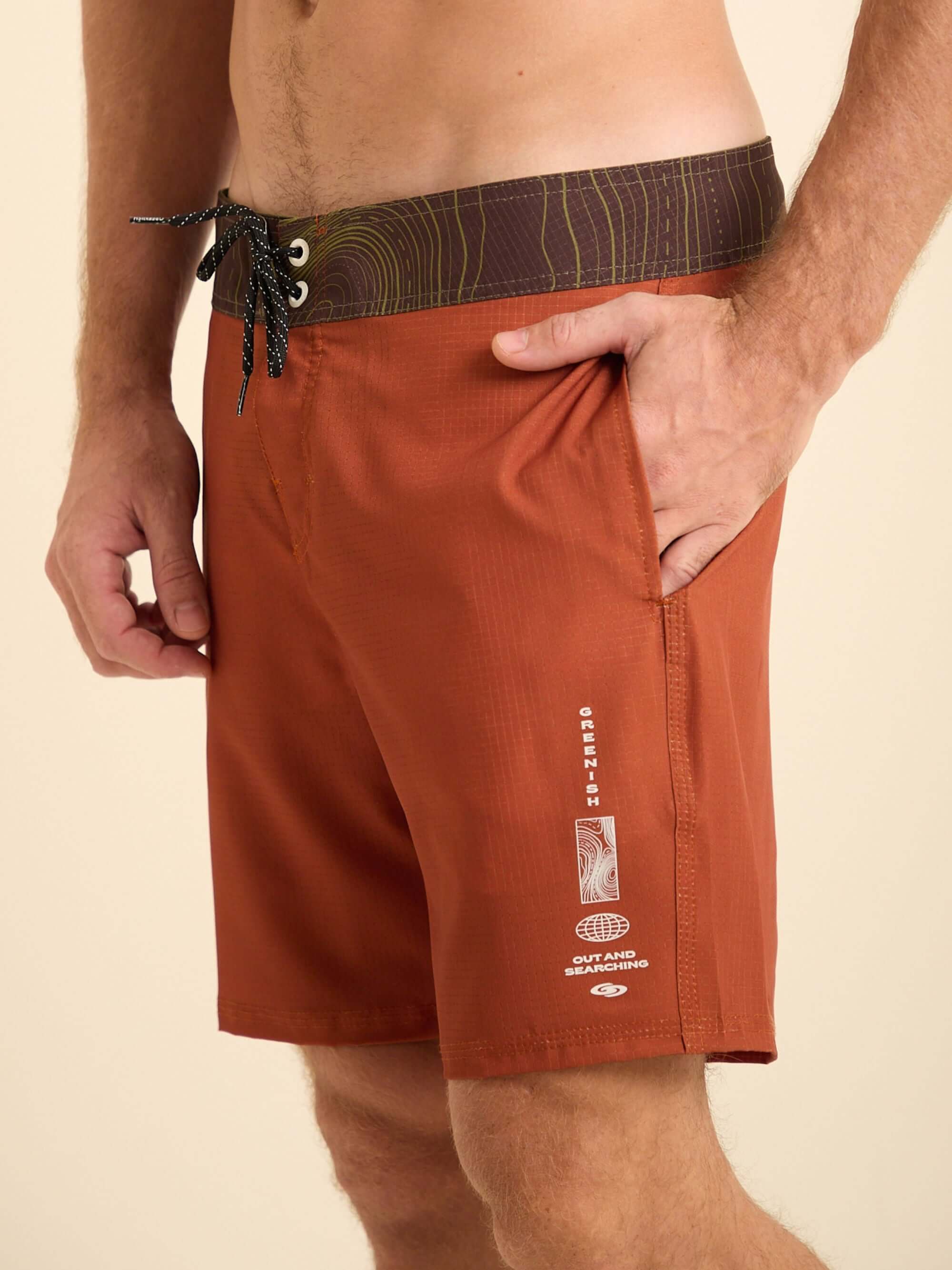 Calça de banho Boardwalk Searching da Greenish, com cós anatômico e design resistente, ideal para aventuras e cotidiano.