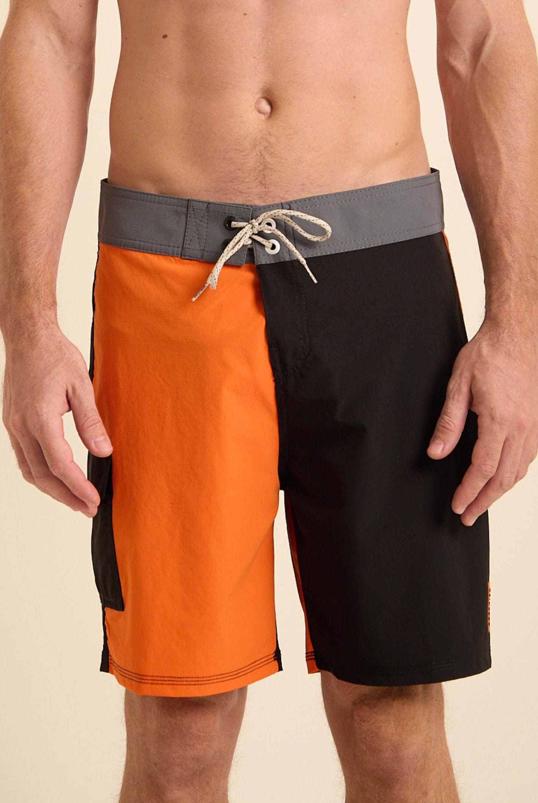 Boardshort Color Blocks Preto da Greenish, confortável e estiloso para dias na água.