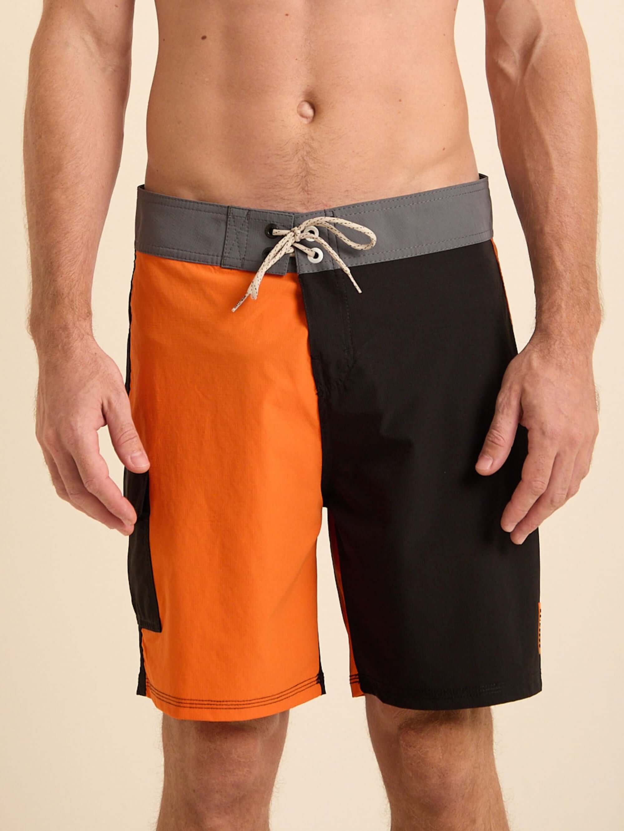 Boardshort Color Blocks Preto da Greenish, confortável e estiloso para dias na água.